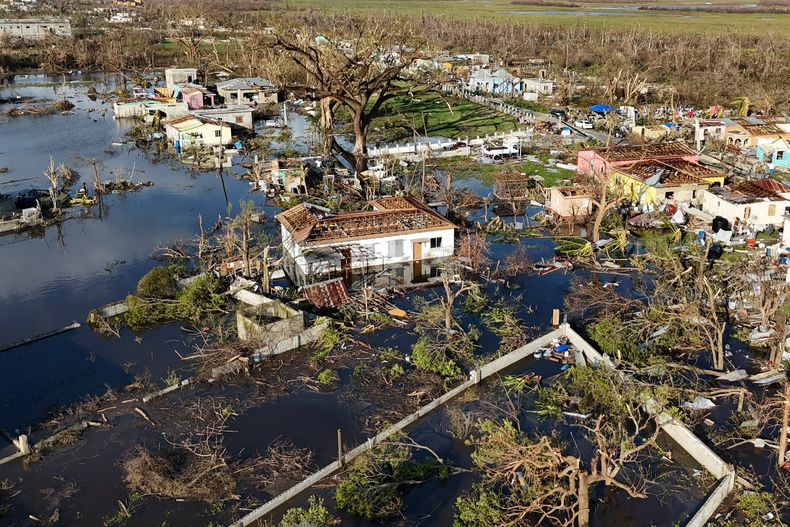 Vista aérea de Black River, Jamaica, el jueves 30 de octubre de 2025, tras el paso del huracán Melissa. (AP Foto/Matías Delacroix)