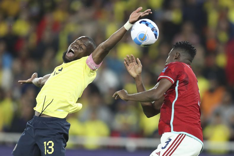 Enner Valencia (derecha), de la selección de Ecuador, y Yerson Mosquera, de Colombia, disputan un centro en un partido de la eliminatoria mundialista, realizado el martes 17 de octubre de 2023 en Quito (AP Foto/Patricio Teran)