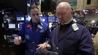 americateve | En esta fotograf&iacute;a de archivo del mi&eacute;rcoles 8 de enero de 2014, el especialista Jason Hardzewicz, a la izquierda, y el corredor John Doyle trabajan en el piso de la Bolsa de Valores de Nueva York. Los &iacute;ndices ascend&iacute;an ligerame