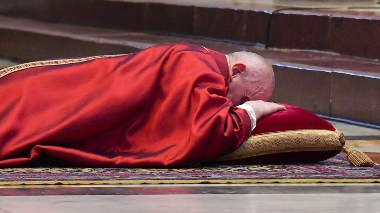 El Sumo Pontífice se recostó en el suelo -como hace todos los años- para orar sobre un cojín de terciopelo ante el Altar de la Confesión (Andreas SOLARO / POOL / AFP)