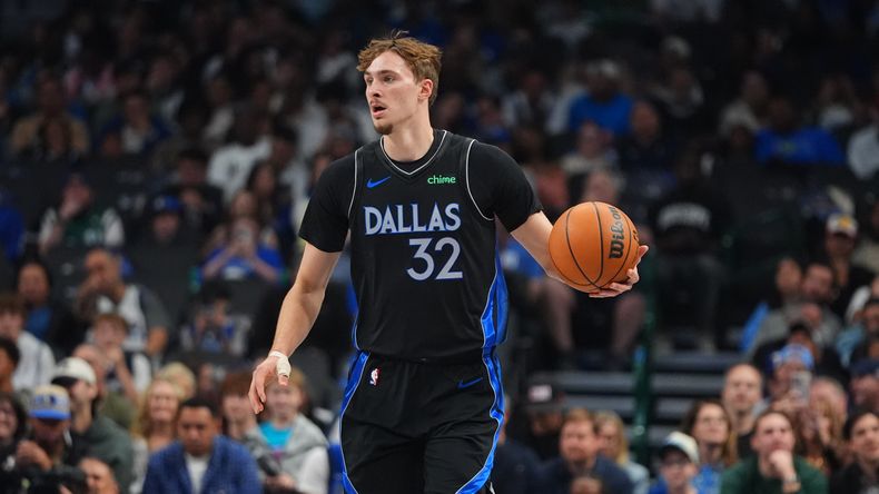 El alero de los Mavericks de Dallas Cooper Flagg avanza con el balón en el encuentro ante los Grizzlies de Memphis el sábado 22 de noviembre del 2025. (AP Foto/LM Otero)