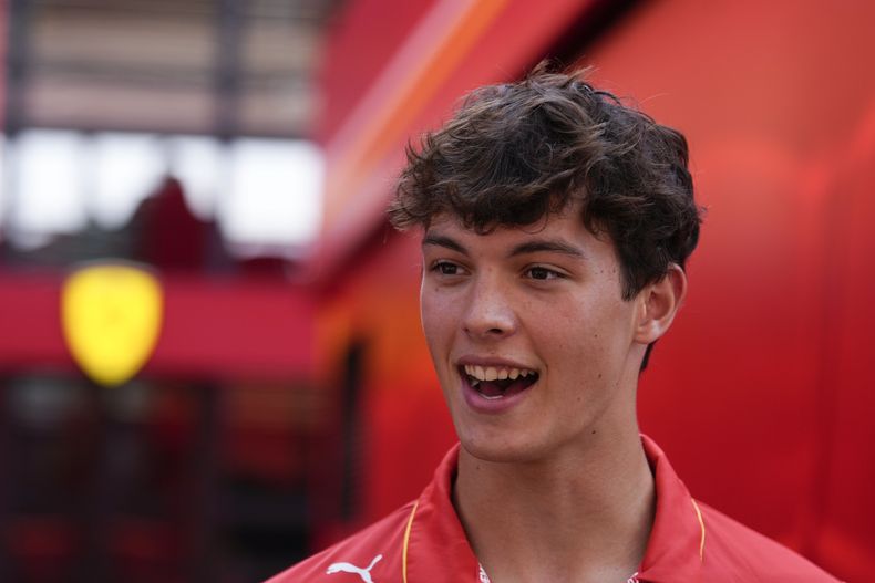 El piloto de Ferrari Oliver Bearman en el paddock de la escudería de Ferrari en Monza el jueves 29 de agosto del 2024. (AP Foto/Luca Bruno)