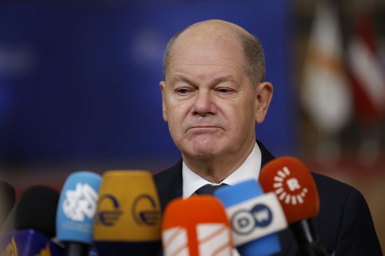El canciller alemán, Olaf Scholz, habla con los medios al llegar a una cumbre de la Unión Europea en la sede del Consejo Europeo en Bruselas, el jueves 19 de diciembre de 2024. (AP Foto/Geert Vanden Wijngaert)