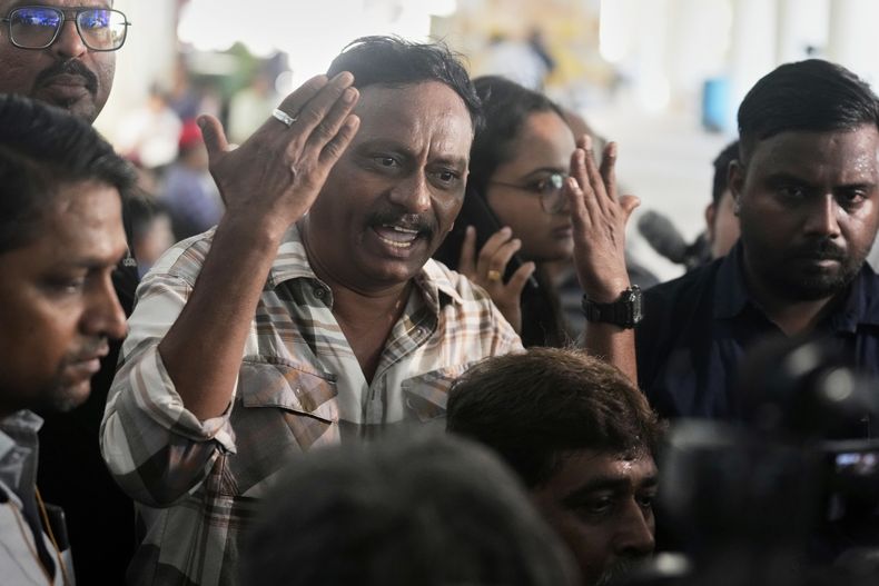 Ayub Sheikh gesticula enojado mientras espera los cuerpos de cuatro familiares que murieron en el accidente de Air India, en un hospital de Ahmedabad, India, el 14 de junio de 2025. (AP Foto/Rafiq Maqbool)