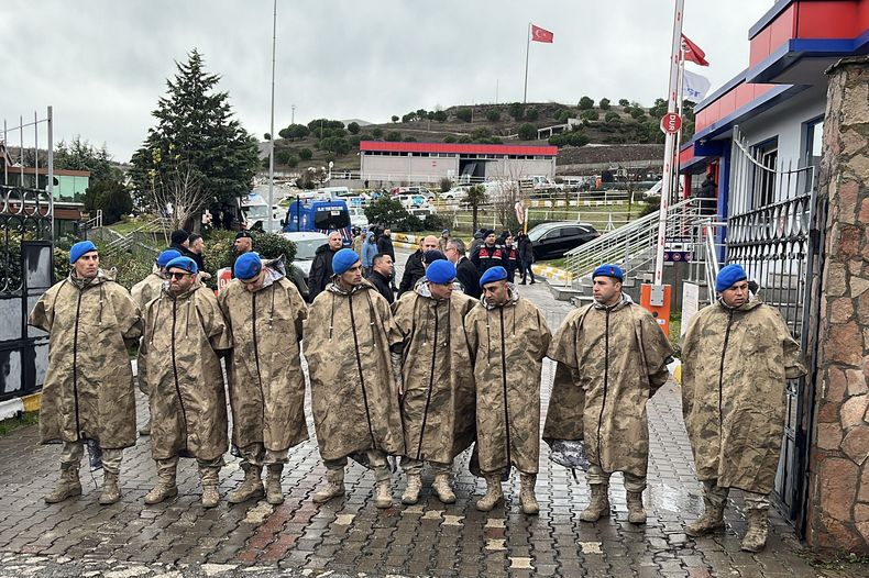 Fuerzas de seguridad turcas montan guardia junto a ambulancias aparcadas a la entrada de una fábrica de armamento tras una explosión en la que murieron varias personas, en Balikesir, noroeste de Turquía, martes 24 de diciembre de 2024. (IHA via AP)