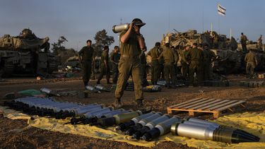 Soldados israelíes cargan proyectiles en un tanque en una zona del sur de Israel próxima a Gaza, el 31 de diciembre de 2023. (AP Foto/Ohad Zwigenberg)