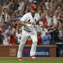 Albert Pujols llega a 698 jonrones; Cardenales vencen a Rojos