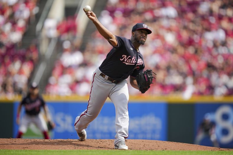 Joan Adon, de los Nacionales de Washington, hace un pitcheo en el encuentro del sábado 5 de agosto de 2023, ante los Rojos de Cincinnati (AP Foto/Aaron Doster)