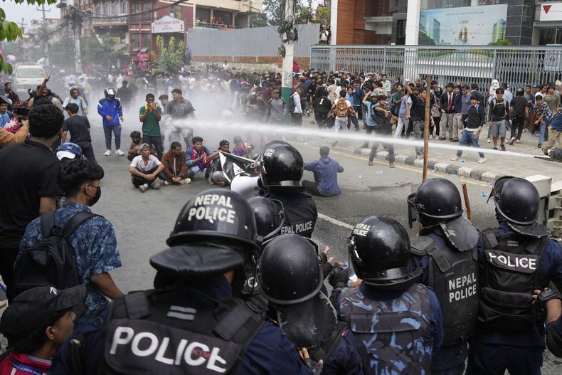 Policías utilizan un cañón de agua contra los manifestantes frente al Parlamento en Katmandú, Nepal, el lunes 8 de septiembre de 2025. (AP Foto/Niranjan Shrestha)