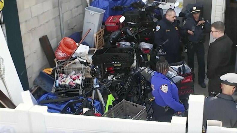 Funcionarios de la ciudad de Nueva York en la mueblería Sarrs Wholesale Furniture en Queens, el 27 de febrero de 2024. . (WABC-TV via AP)