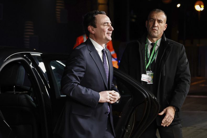 El primer ministro de Kosovo, Albin Kurti, llega a una reunión bilateral como parte de una serie de reuniones con los líderes de la UE y los Balcanes Occidentales en el Consejo Europeo en Bruselas, el martes 3 de diciembre de 2024. (Simon Wohlfahrt, Pool Photo vía AP)