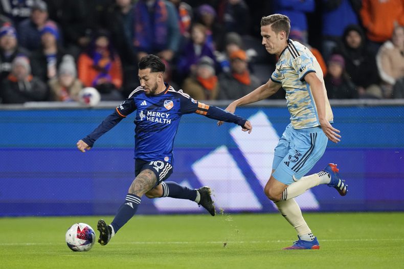 El volante argentino del FC Cincinnati Luciano Acosta (10) remata el balón ante la marca de Jack Elliot del Filadelfia Union en las semifinales de la Conferencia Nacional de la MLS, el sábado 25 de noviembre de 2023, en Cincinnati. (AP Foto/Carolyn Kaster)