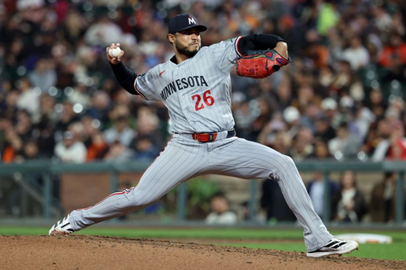 El lanzador de los Mellizos de Minnesota Taj Bradley lanza en la cuarta entrada ante los Gigantes de San Francisco el martes 22 de septiembre del 2026. (AP Foto/Jed Jacobsohn)