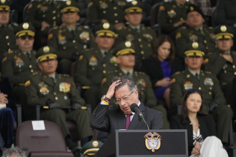 El presidente colombiano, Gustavo Petro, se coloca el pelo en su intervención en la ceremonia para recibir al nuevo director general de la Policía Nacional, el general Carlos Fernando Triana, en Bogotá, Colombia, el martes 18 de febrero de 2025. (AP Foto/Fernando Vergara)