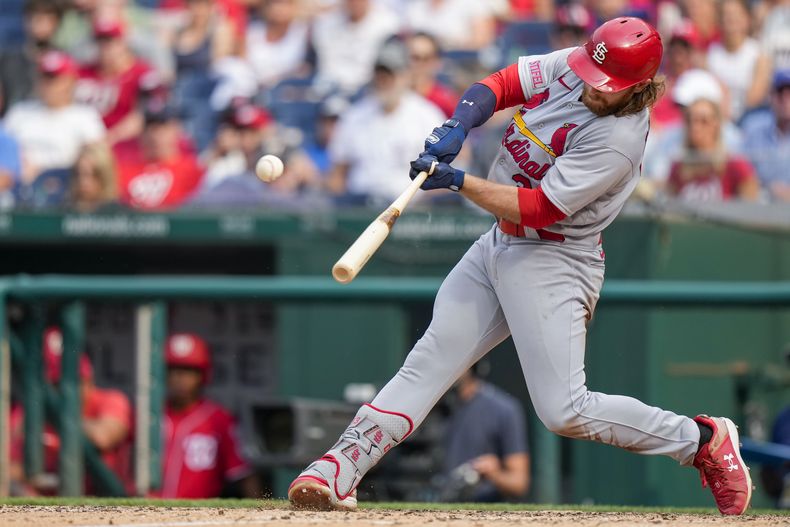 Brendan Donovan, de los Cardenales de San Luis, batea cuadrangular de tres carreras en la quinta entrada del juego de béisbol en contra de los Nacionales de Washington, en Nationals Park, el lunes 19 de junio de 2023, en Washington. (AP Foto/Alex Brandon)