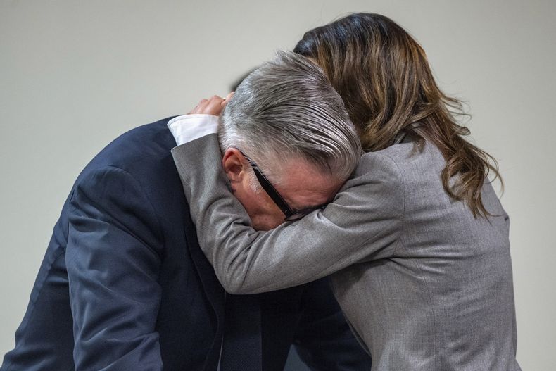 El actor Alec Baldwin, a la izquierda, mientras su esposa Hilaria le abraza durante un descanso en su juicio por homicidio involuntario por el tiroteo mortal de 2021 contra la directora de fotografía Halyna Hutchins durante el rodaje de la película Rust, el viernes 12 de julio de 2024, en el Tribunal de Distrito del Condado de Santa Fe en Santa Fe, Nuevo México. (Eddie Moore/The Albuquerque Journal via AP, Pool)