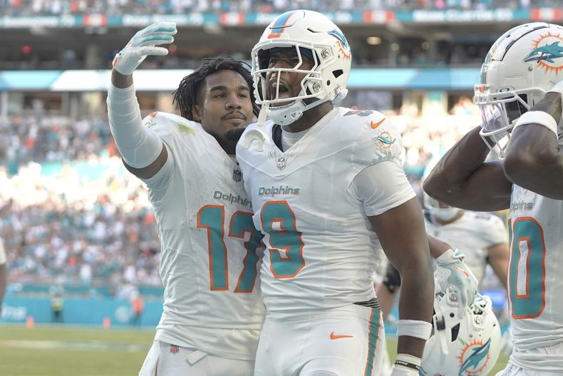 El tight end Jonnu Smith (9), de los Dolphins de Miami, celebra después de anotar el touchdown de la victoria para su equipo en el tiempo extra durante del partido de la NFL en contra de los Jets de Nueva York, el domingo 8 de diciembre de 2024, en Miami Gardens, Florida. (AP Foto/Wilfredo Lee)