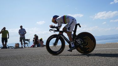 El belga Remco Evenepoel conduce en la 16ma etapa, una contrarreloj en Evian-Les-Bains en el Tour de Francia el martes 21 de julio del 2026. (AP Foto/Thibault Camus)