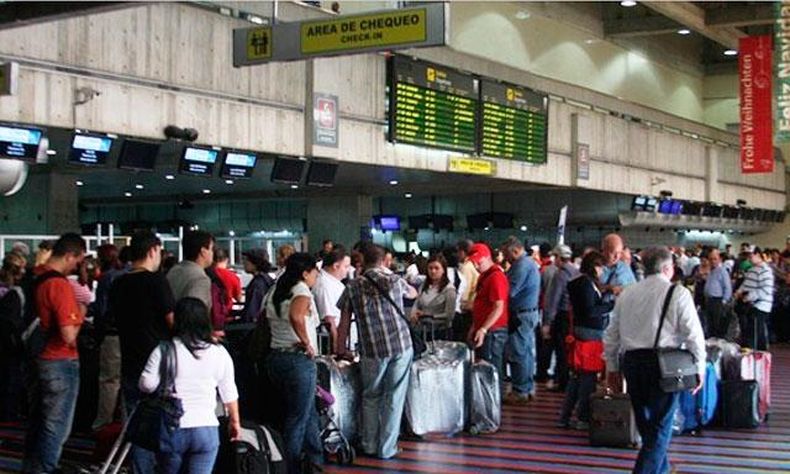 El régimen de Maduro acaba de suspender las operaciones de cuatro aerolíneas internacionales, además mantiene paralizadas cinco líneas aéreas nacionales, entre ellas la estatal Conviasa por presuntas irregularidades.