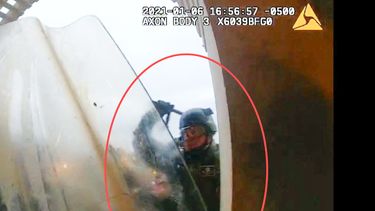 Foto de video sacado de una cámara corporal policial, incluida y registrada en el expediente del Departamento de Justicia, en apoyo a la orden de arresto contra Edward Richmond Jr., en el Capitolio en Washington el 6 de enero de 2021. (Departmento de Justicia via AP)