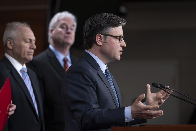 El presidente de la Cámara de Representantes, el republicano Mike Johnson, al centro, acompañado a la izquierda por el líder de la mayoría en la cámara baja, el republicano Steve Scalise, y el republicano Tom Emmer, durante una conferencia de prensa después de presentar su versión final de una iniciativa interina de gastos a su bancada, el martes 17 de diciembre de 2024, en Washington. (AP Foto/J. Scott Applewhite, Archivo)