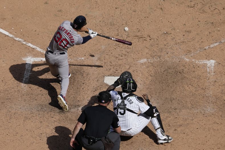 Rob Refsnyde, de los Medias Rojas de Boston, batea sencillo productor de una carrera durante la 10ma entrada del juego de béisbol en contra de los Medias Blancas de Chicago, en Chicago, el domingo 9 de junio de 2024. (AP Foto/Nam Y. Huh)