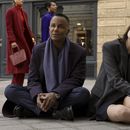 Esta imagen publicada por Amazon MGM Studios muestra a Yanic Truesdale, a la izquierda, y Charlotte Gainsbourg en una escena de Etoile. (Philippe Antonello/Amazon MGM Studios via AP)