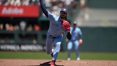 Dylan Cease, lanzador de los Azulejos de Toronto, trabaja contra los Gigantes de San Francisco durante la quinta entrada del juego de béisbol de Grandes Ligas del miércoles 8 de julio de 2026, en San Francisco. (AP Foto/Jeff Chiu)