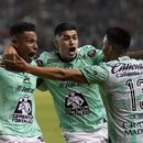 William Tesillo (izquierda) celebra con sus compañeros Adonis Frías (centro) y Ángel Mena tras anotar el primer gol del León en el partido contra Los Ángeles FC durante la ida de la final de la Liga de Campeones de la CONCACAF, el miércoles 31 de mayo de 2023, en Guanajuato, México. (AP Foto/Eduardo Verdugo)