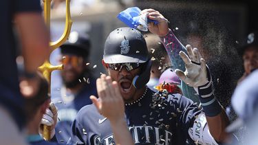 Julio Rodríguez de los Marineros de Seattle celebra tras conectar un jonrón ante los Mellizos de Minnesota, el miércoles 26 de julio de 2023, enn Minneapolis. (AP Foto/Stacy Bengs)