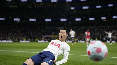 Tottenham anestesia 3-0 a Arsenal y aprieta lucha Champions