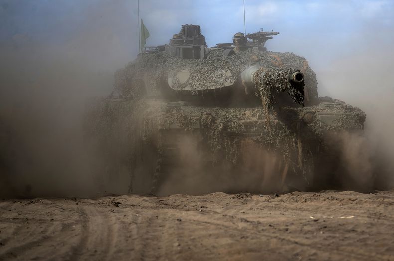 Un tanque militar del ejército alemán, un Leopard 2A6, maniobra durante una visita del presidente alemán, Frank-Walter Steinmeier, al campo de entrenamiento en Pabrade, Lituania, el 30 de mayo de 2023. (Foto AP/Mindaugas Kulbis, Archivo)