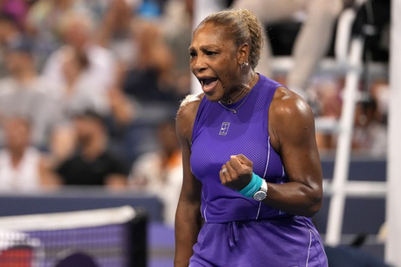 La estadounidense Serena Williams reacciona al ganar un punto en el encuentro de dobles al lado de su hermana Venus ante la ucraniana Marta Kostyuk y la estadounidense Peyton Stearns en el torneo de Cincinnati el 17 de agosto del 2026. (AP Foto/Kareem Elgazzar)