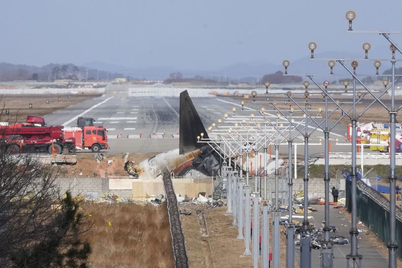 ARCHIVO - Los restos de un avión Boeing 737-800 operado por la aerolínea de bajo coste surcoreano Jeju Air se ve en el aeropuerto internacional de Muan en Muan, Corea del Sur, el 31 de diciembre de 2024. (AP Foto/Ahn Young-joon, Archivo)
