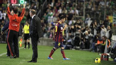 americateve | Lionel Messi sale lesionado en el partido entre Barcelona y Betis el 10 de noviembre del 2013. El club dijo que el argentino estar&aacute; inactivo entre seis y ocho semanas. (AP Photo/Angel Fern&aacute;ndez)
