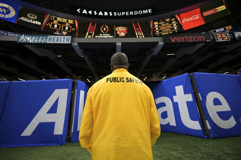 Un trabajador de seguridad espera la llegada de los jugadores al campo antes del Sugar Bowl en Nueva Orleáns, el jueves 2 de enero de 2025 (AP Foto/Matthew Hinton)