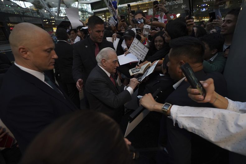 El director y productor Martin Scorsese, centro, firma autógrafos en la alfombra roja de su película Killers of the Flower Moon, en la Ciudad de México, el 11 de octubre de 2023. (Foto AP /Marco Ugarte)