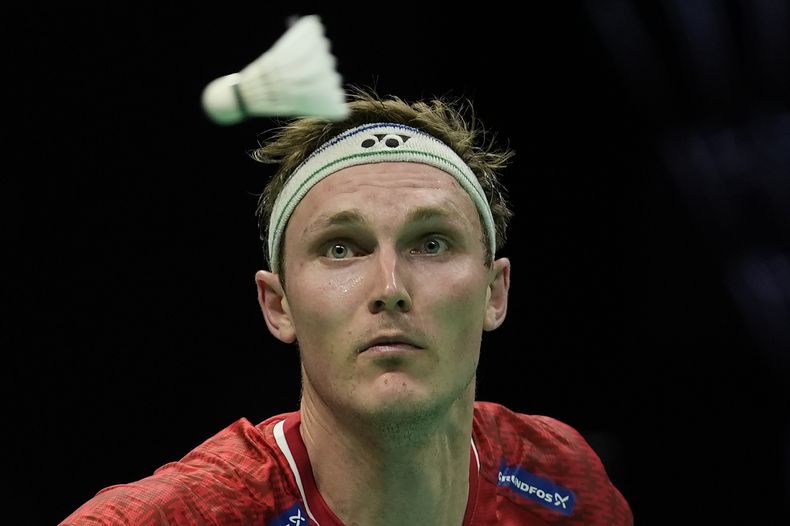 ARCHIVO - El danés Viktor Axelsen durante su duelo contra el taiwanés Chou Tien Chen en los cuartos de final de la Thomas Cup de bádminton en Chengdu, China, el viernes 3 de mayo de 2024. (AP Foto/Ng Han Guan)