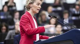 La presidenta de la Comisión Europea, Ursula von der Leyen, se dirige a los miembros del Parlamento Europeo para hablar de un acuerdo de aumento de gasto en defensa, el martes 11 de marzo de 2025 en el Parlamento Europeo en Estrasburgo, en el este de Francia. (AP Foto/Pascal Bastien)