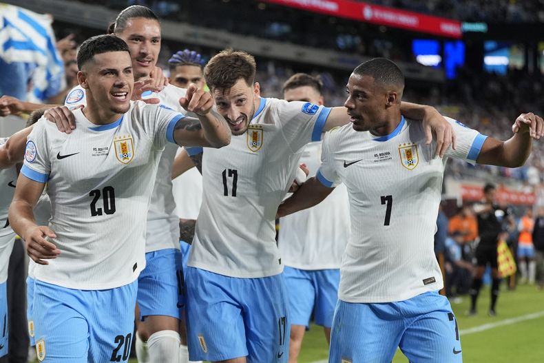 Maximiliano Araujo (izquierda) celebra tras anotar el tercer gol de Uruguay en la victoria 5-0 ante Bolivia en el partido por el Grupo C de la Copa América, el jueves 27 de junio de 2024, en East Rutherford, Nueva Jersey. (AP Foto/Julia Nikhinson)