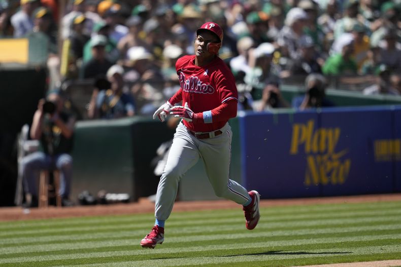 Cristian Pache, de los Filis de Filadelfia, corre rumbo al plato para anotar durante la octava entrada del juego de béisbol en contra de los Atléticos de Oakland, en Oakland, California, el domingo 18 de junio de 2023. (AP Foto/Jeff Chiu)