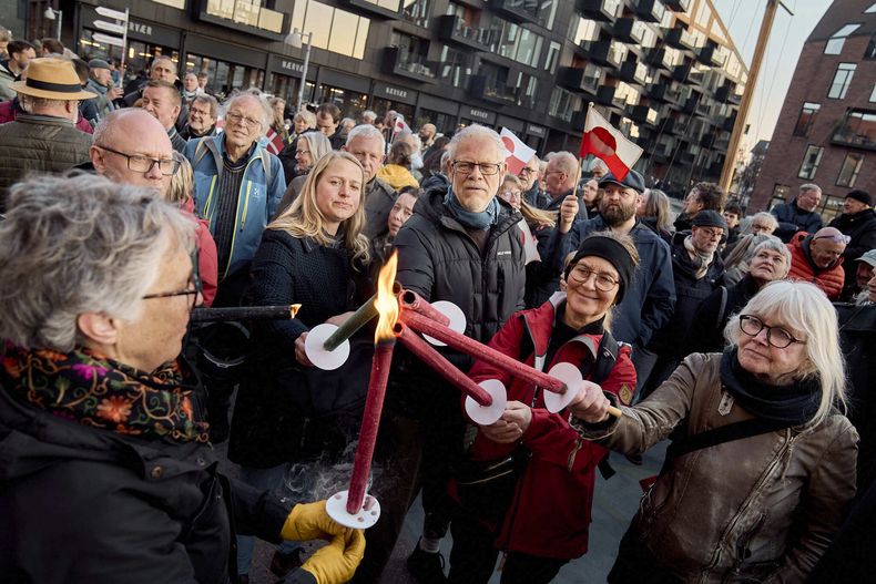 Manifestantes respaldan a Groenlandia y los groenlandeses frente a la representación de Groenlandia, el viernes 28 de marzo de 2025, en Christianshavn, Copenhague. (Thomas Traasdahl//Ritzau Scanpix vía AP)
