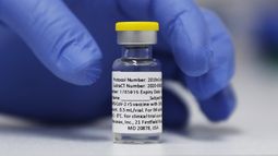 ARCHIVO – Un frasco de la fase 3 de la vacuna de Novavax contra el coronavirus preparada para su uso en un ensayo en el hospital de la Universidad St. George en Londres. El 7 de octubre de 2020. (AP Foto/Alastair Grant, Archivo)