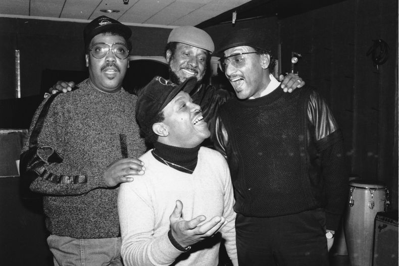 ARCHIVO - Los Four Tops, de izquierda a derecha, Lawrence Payton, Levi Stubbs, Abdul Duke Fakir y Renaldo Obie Benson aparecen durante una sesión de grabación en Nueva York en marzo de 1986. Fakir, el último de los Four Tops originales, murió el lunes de insuficiencia cardiaca a los 88 años. (Foto AP/David Bookstaver, archivo)