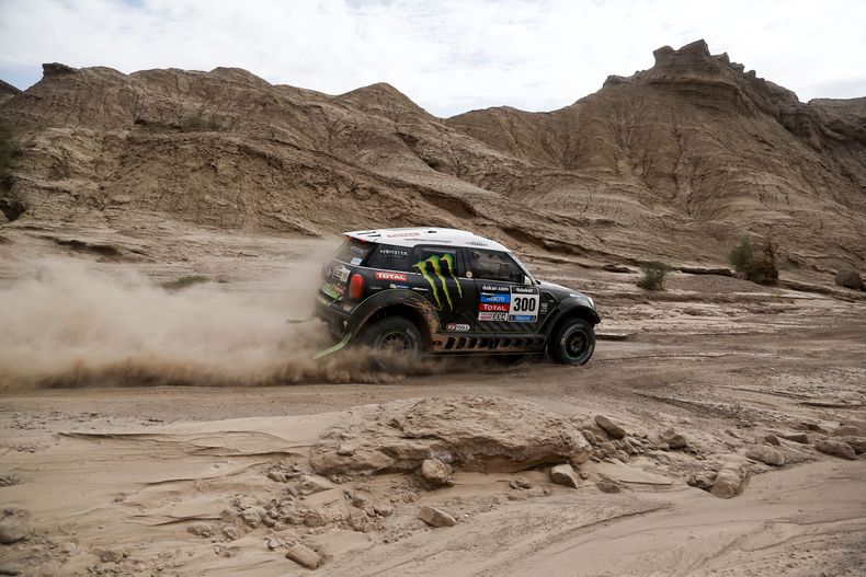 Stephane Peterhansel durante la cuarta etapa del Rally Dakar entre las ciudades argentinas de San Juan y Chilecitoel mi&eacute;rcoles 8 de enero de 2014. (AP Foto/Victor R. Caivano)