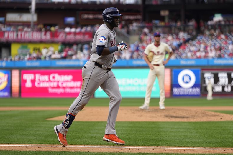 El cubano Yordan Álvarez, de los Astros de Houston, trota luego de conseguir un jonrón ante el pitcher Michael Mercado, de los Filis de Filadelfia, el miércoles 28 de agosto de 2024 (AP Foto/Matt Slocum)