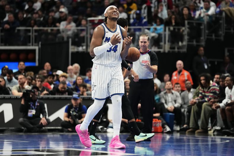 Wendell Carter Jr., del Magic de Orlando, sonríe durante el encuentro de la Copa NBA ante los Pistons de Detroit, el viernes 28 de noviembre de 2025 (AP Foto/Ryan Sun)
