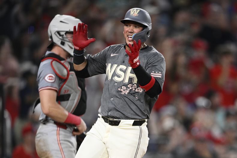 El venezolano Ildemaro Vargas, de los Nacionales de Washington, festeja tras anotar ante los Rojos de Cincinnati, el sábado 20 de julio de 2020 (AP Foto/Nick Wass)