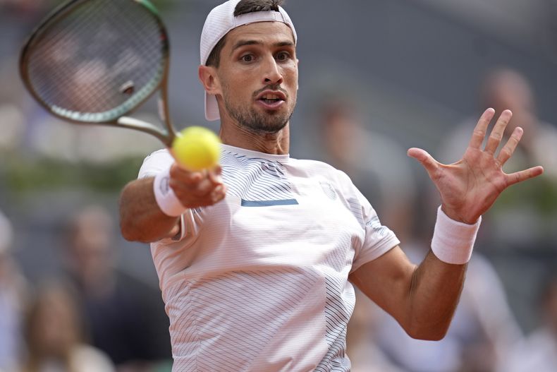 Pedro Cachín, de Argentina, devuelve la pelota al español Rafael Nadal durante el torneo de tenis Mutua Madrid Open en Madrid, España, el lunes 29 de abril de 2024. (AP Foto/Manu Fernández)