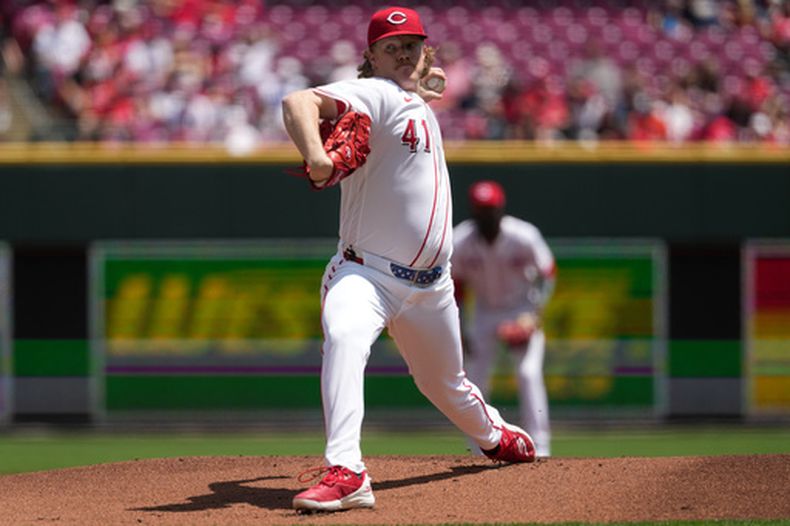 El pitcher de los Rojos de Cincinnati Andrew Abbott lanza en la primera entrada ante los Astros de Houston el domingo 10 de mayo del 2026. (AP Foto/Kareem Elgazzar)